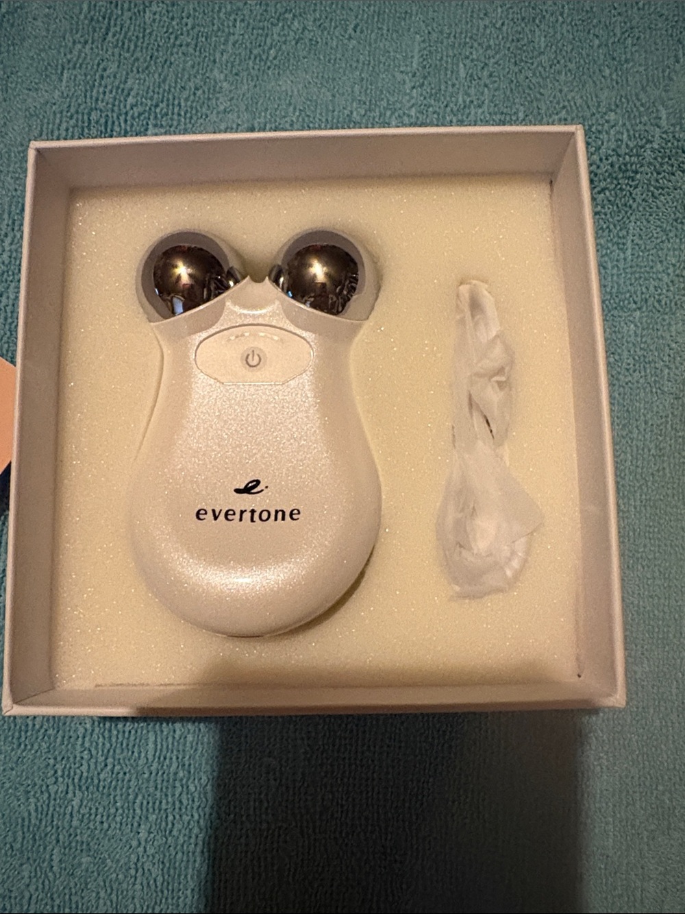 Evertone White Facial Toner Roller - Dual Ball Massager